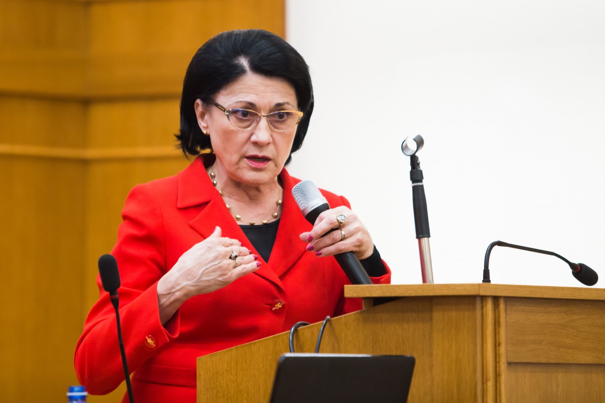 Dăncilă a demis-o pe Andronescu de la Educație: „afirmații lipsite de înțelegere a cazului de la Caracal”