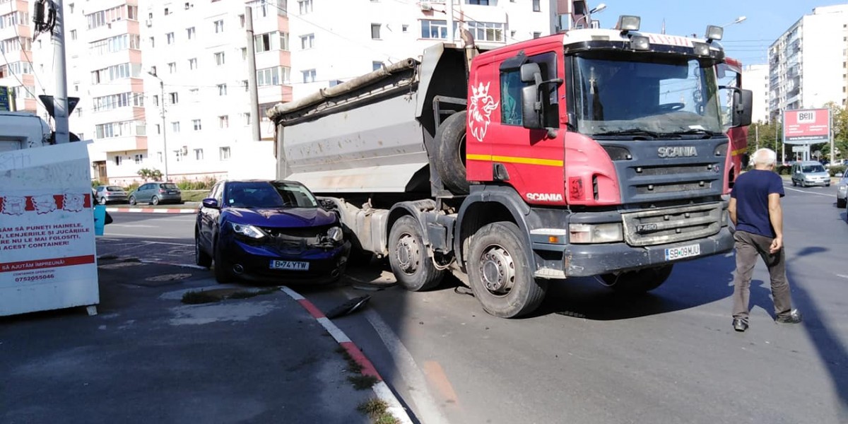 ACTUALIZARE Piața Rahovei. Giratoriul în care lipsa marcajelor și ignoranța șoferilor duce la accidente