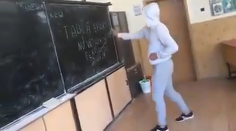 VIDEO Elevul-ninja. Un tânăr a venit la școală cu sabia ca să se „răzbune” pe tablă