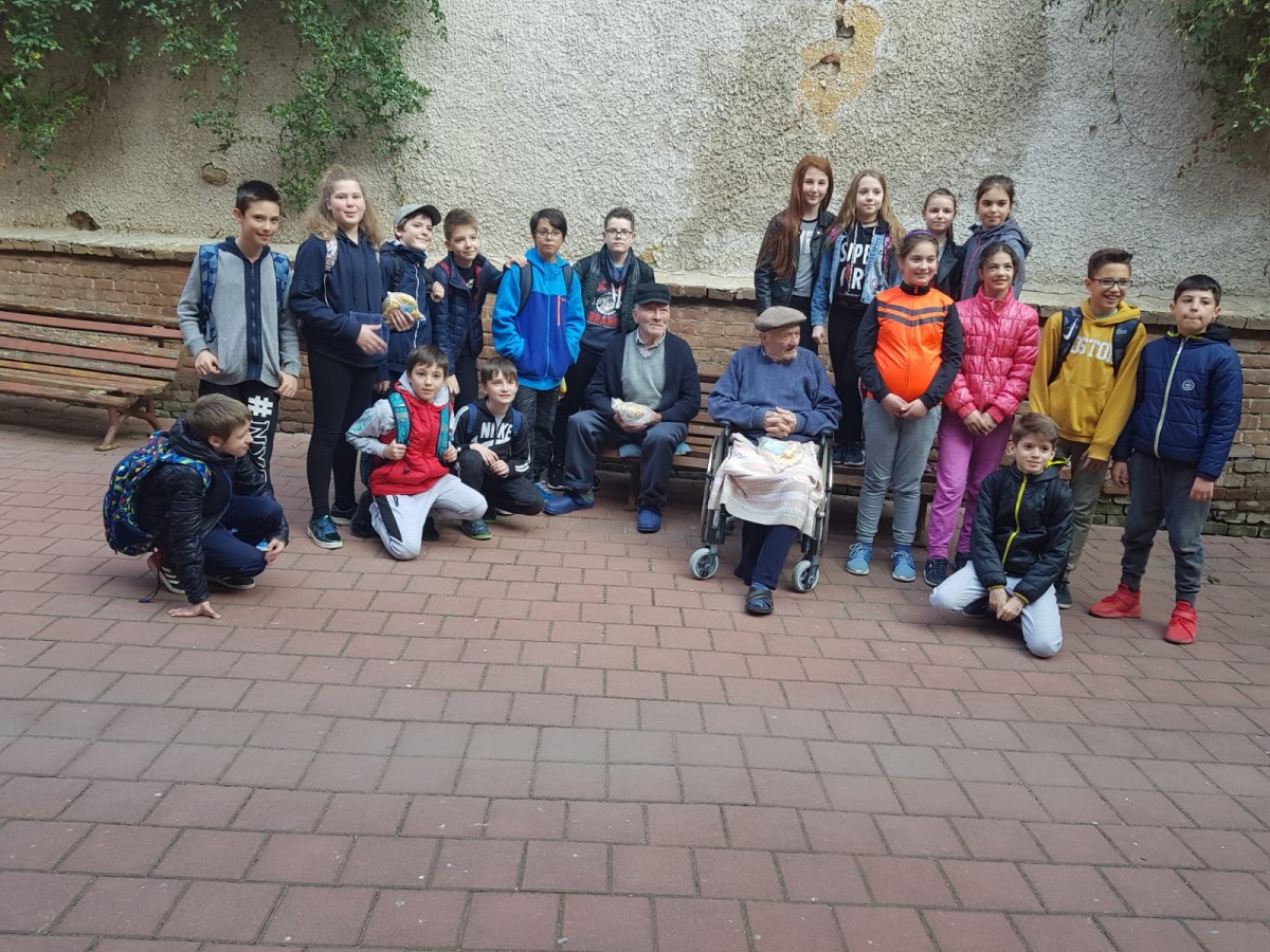 Elevii sibieni dau un exemplu comunității: au cumpărat cadouri vârstnicilor, cu banii din pușculițe