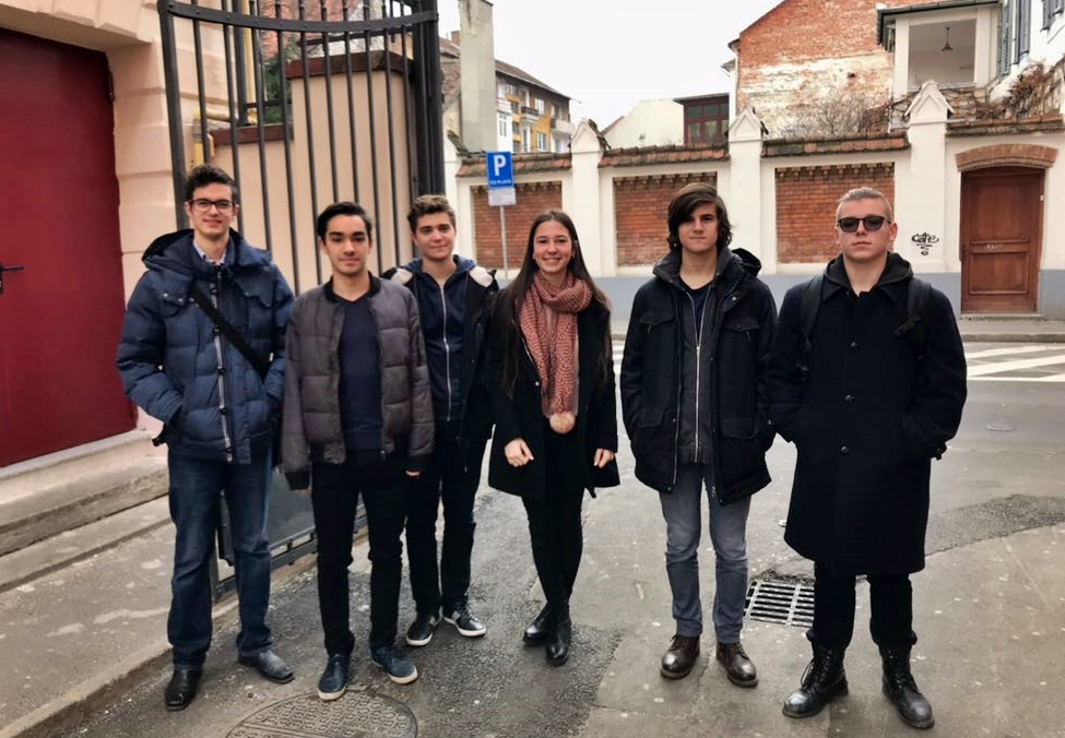 Șase elevi din Sibiu, premiați de NASA. N-au bani să meargă în America