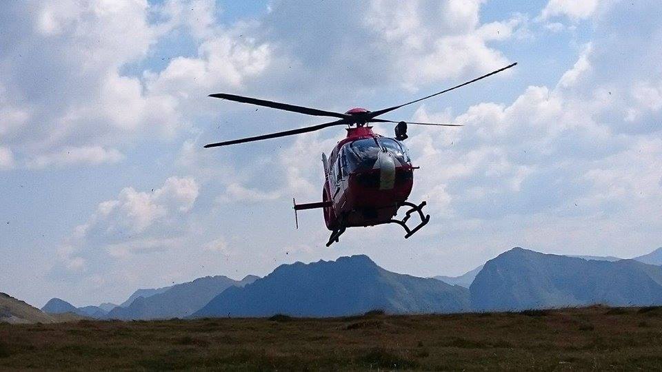 Elicopterul SMURD a preluat lucrătorul forestier. Are o rană gravă la cap