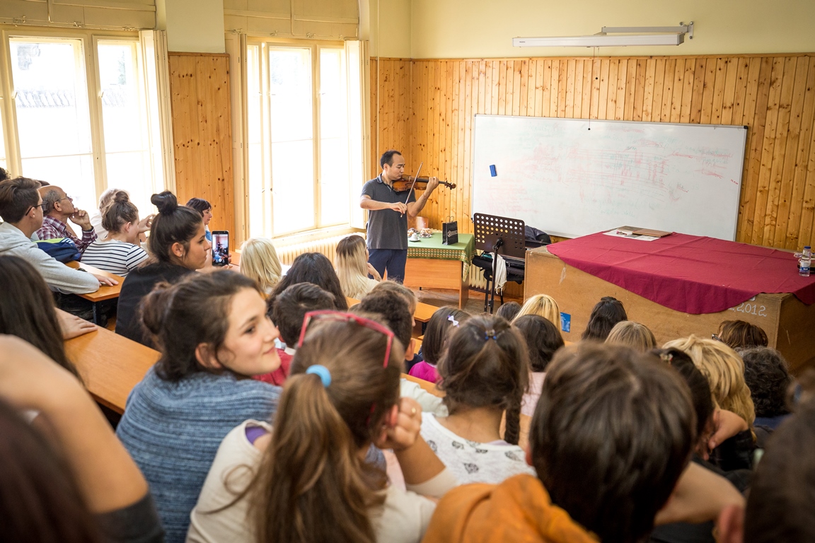 Violonistul Erzhan Kulibaev a susținut un masterclass pentru elevii sibieni