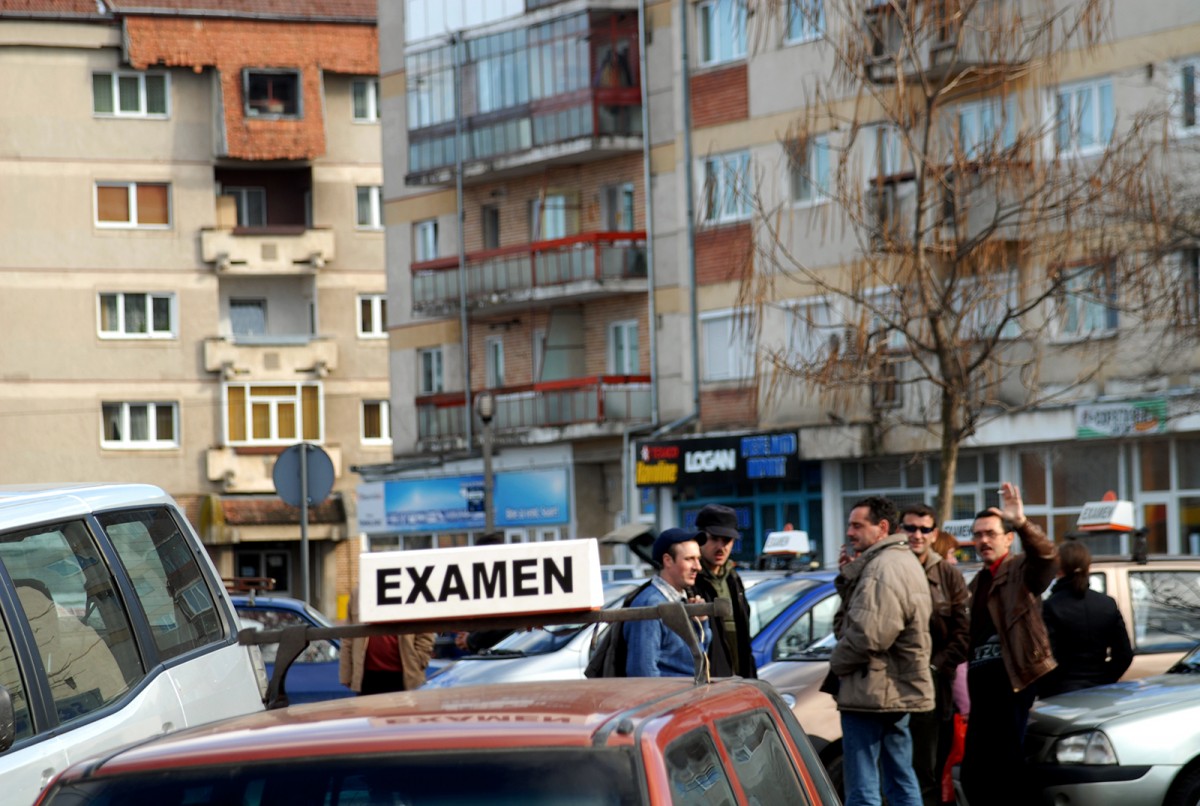 Examenul pentru permisul auto va avea patru probe: teorie, poligon şi traseu ziua şi noapte