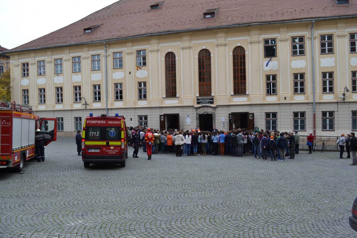 Pompierii sibieni îi învață pe elevi cum să reacționeze în caz de incendiu 