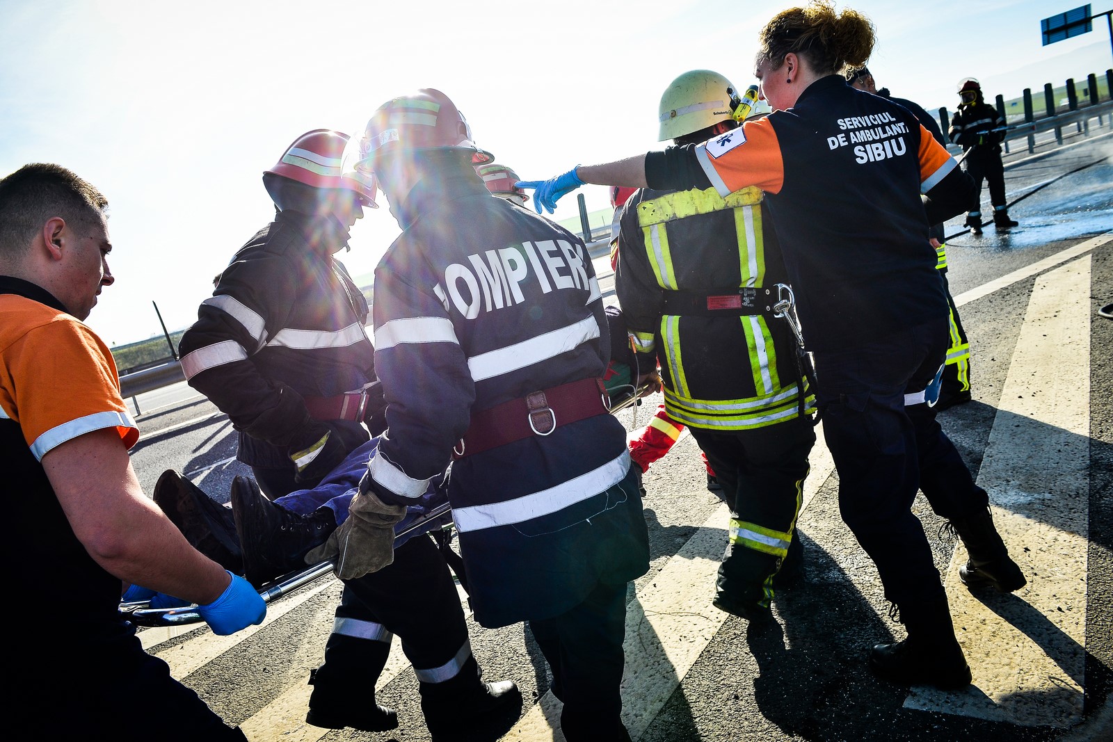 ACTUALIZARE Traficul a fost reluat pe Valea Oltului după ce un autoturism Daewoo Nubira a luat foc