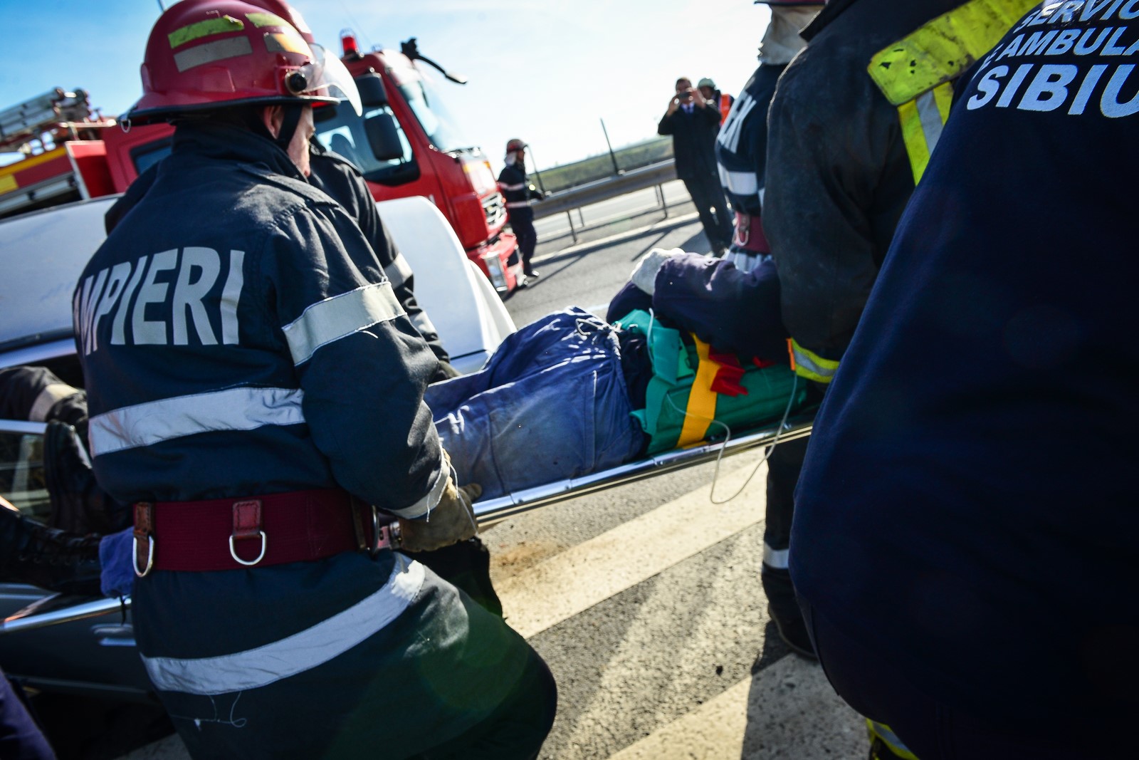 Femeie lovită pe trotuar, de un camion în derapaj