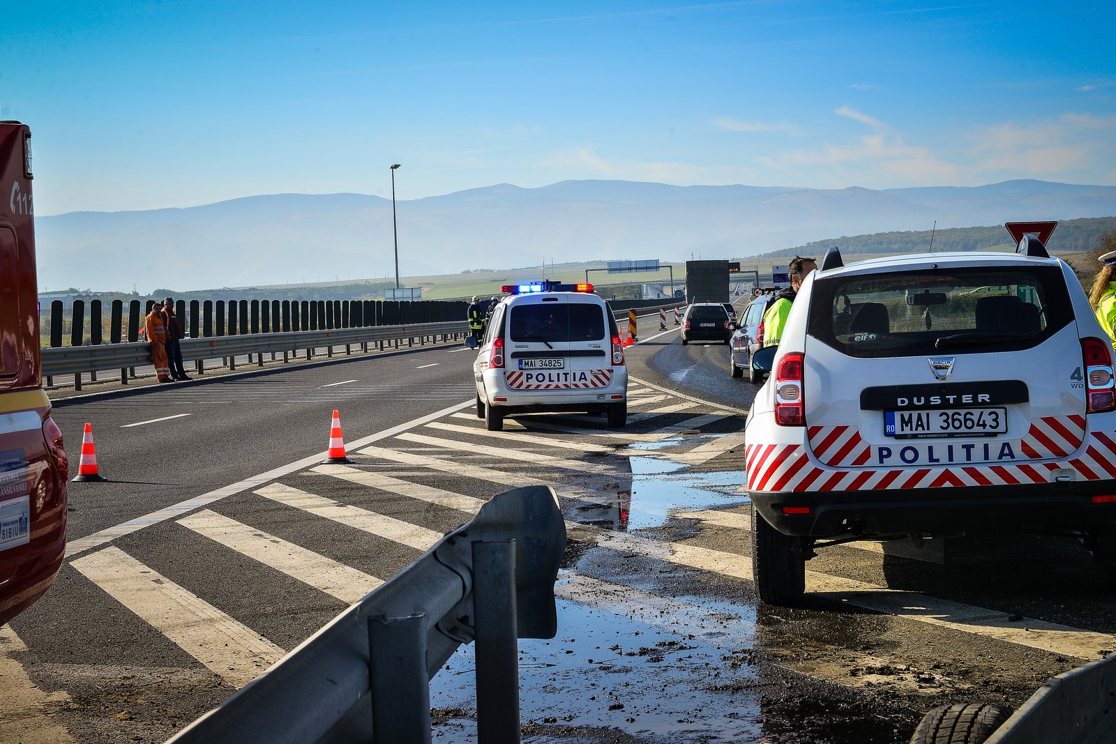 Un șofer a adormit la volan și s-a răsturnat cu TIR-ul pe A1 Sibiu-Deva. Trafic îngreunat