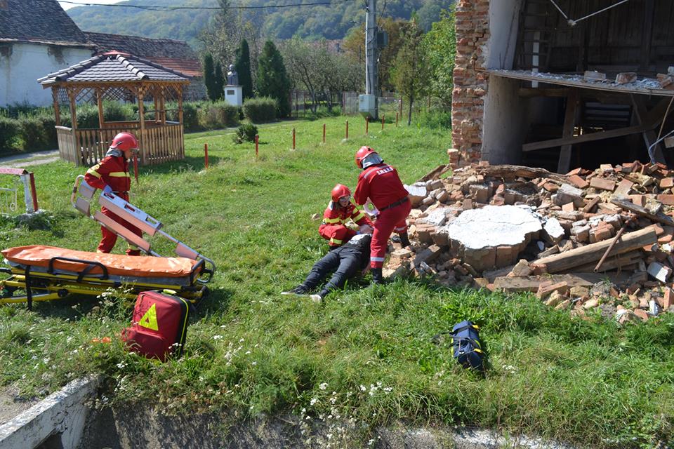 Exercițiu ISU. Cutremur urmat de un incendiu la biserica din Valea Viilor | foto