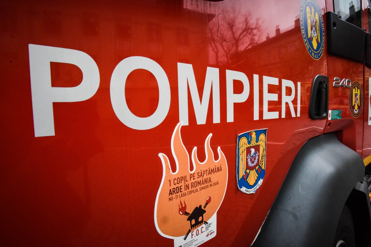 Incendiu la subsolul unei clădiri din centrul Sibiului: „posibil produs de oameni ai străzii”