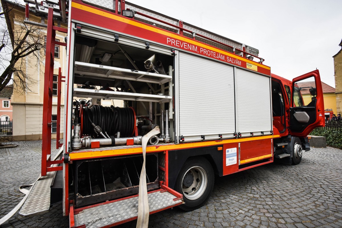 Două incendii în același timp în Sibiu: unul pe autostradă și altul în oraș