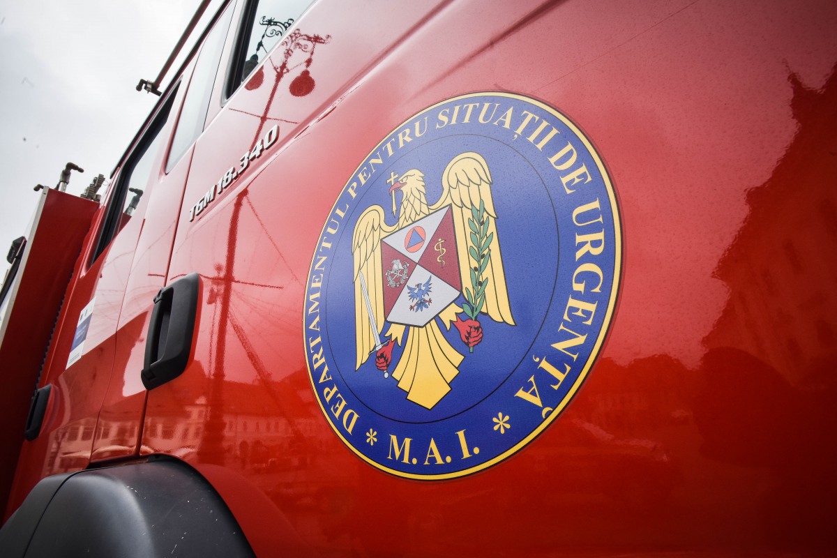 Un bărbat a murit după ce s-a răsturnat cu tractorul