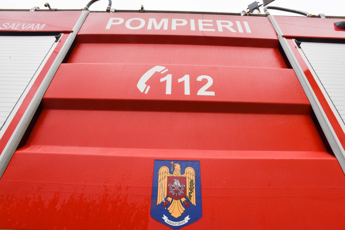 Pompierii ISU Sibiu au stins azi-noapte două incendii