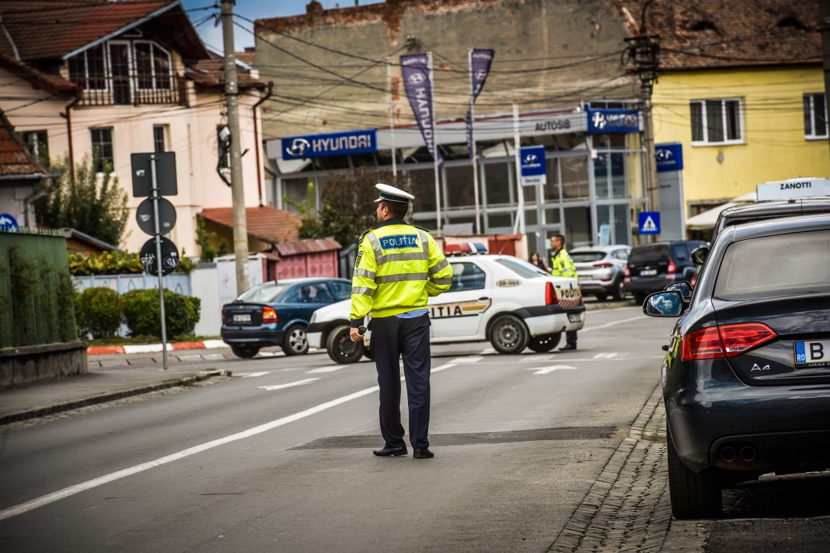 Tânăr fără permis, la volan. Când i-au spus polițiștii să tragă pe dreapta, a oprit și a luat-o la fugă
