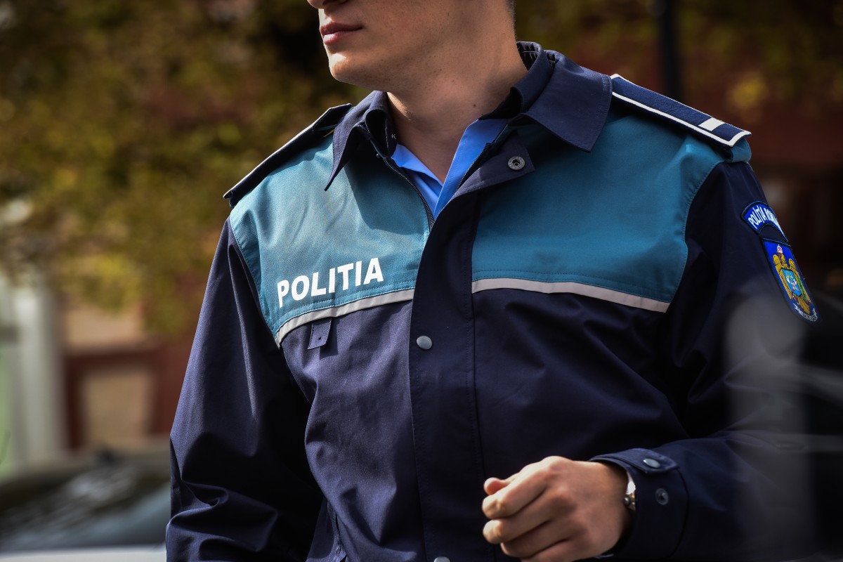 Bătăușă de 19 ani reținută de Poliție după ce a lovit un minor și i-a luat banii de „prânz”