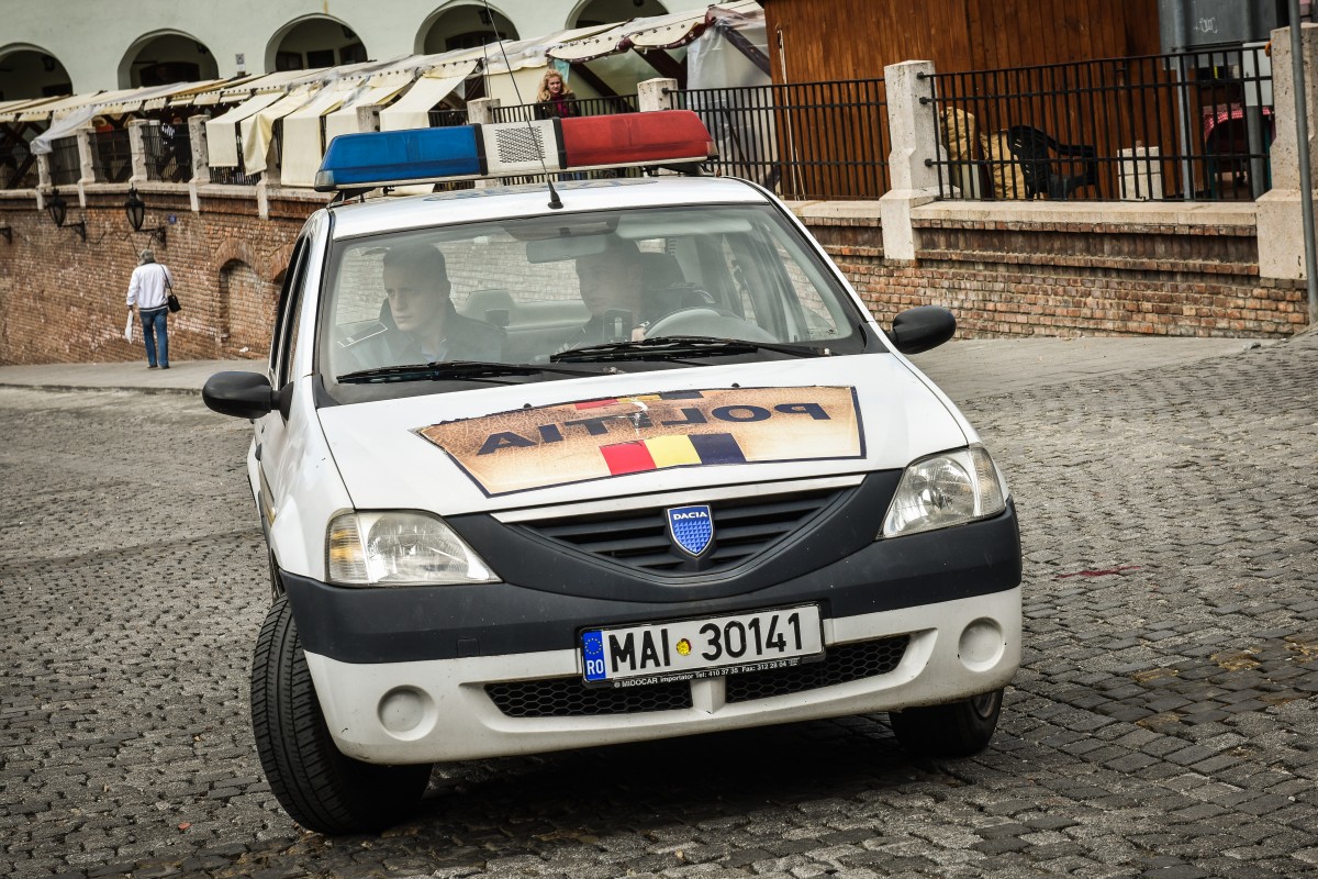 Mașinile furate, cu cheile de rezervă lăsate în bord, au fost recuperate de polițiști