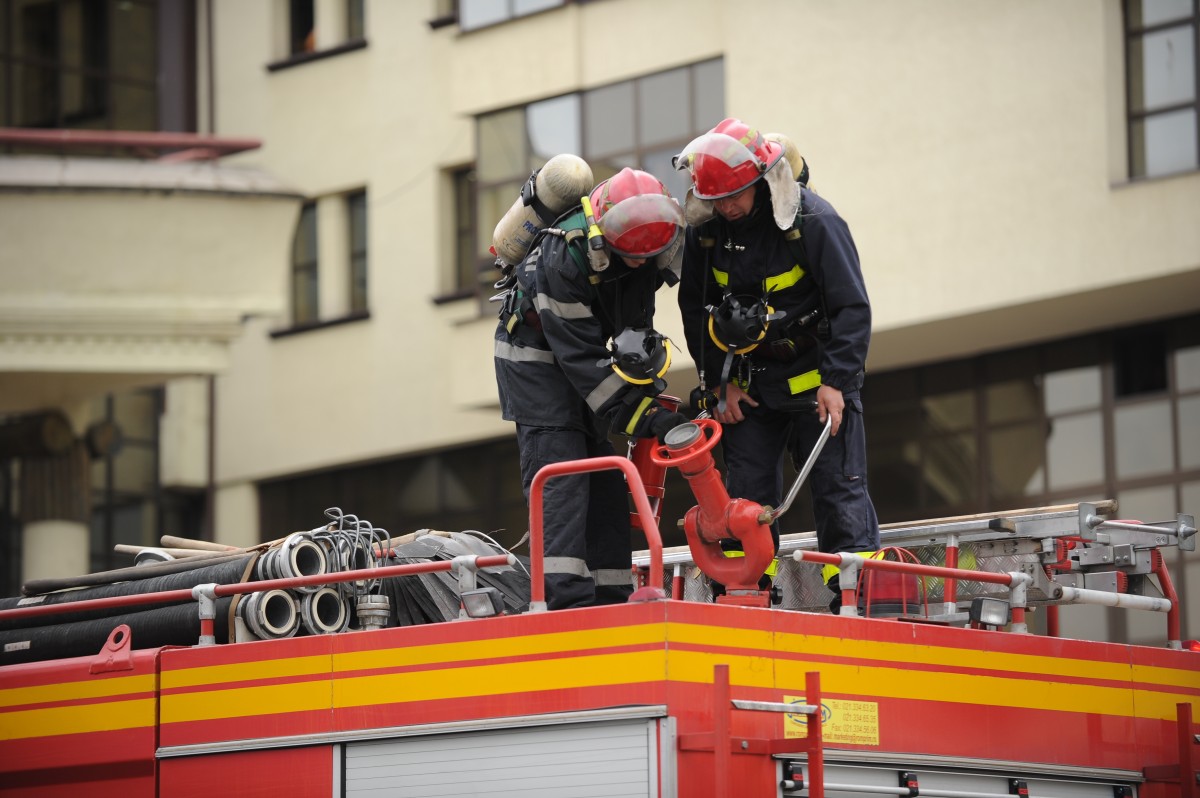 Incendiu într-un apartament, pe Mihai Viteazu. A adormit cu mâncarea pe aragaz