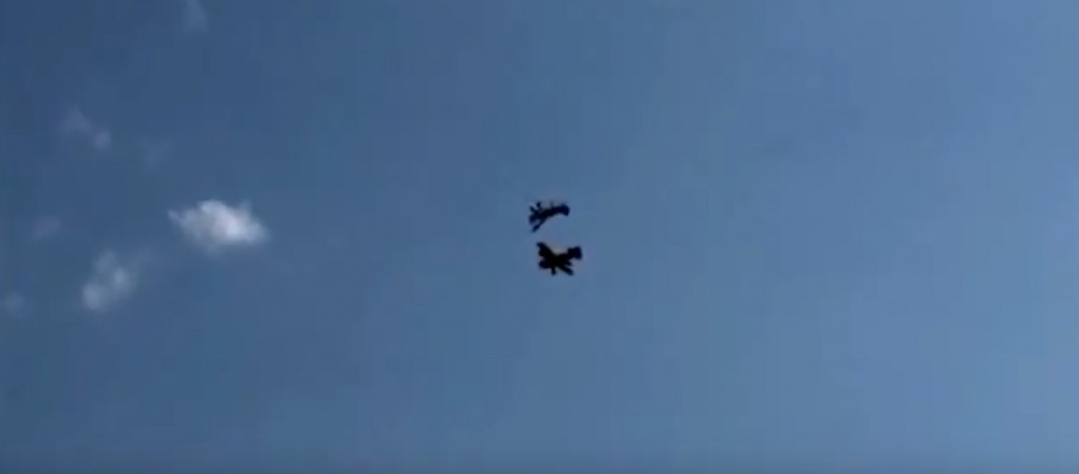 Două avioane de mici dimensiuni s-au ciocnit în zbor VIDEO