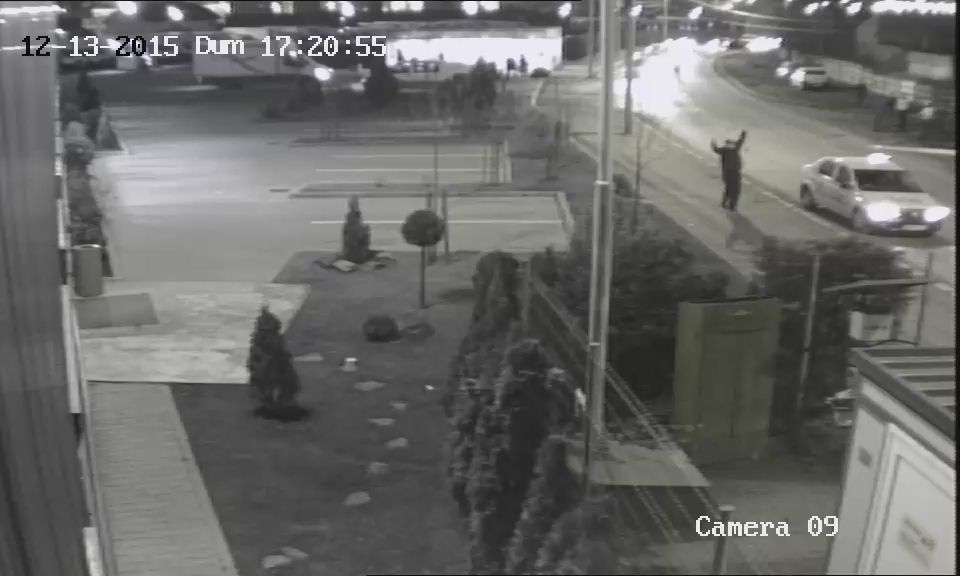 VIDEO Băiețel de 11 ani, lovit grav de mașină în timp ce încerca să fugă de o haită de câini