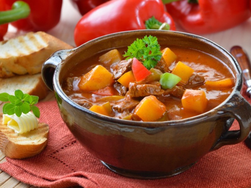 Gulaşul ungurilor din Copşa Mică – mâncarea preferată a primarului Tudor Mihalache