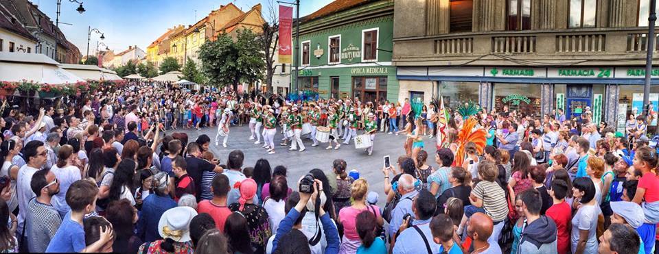 Cum răspunzi dacă cineva îți oferă băutură și țigări la FITS? Ghid de supraviețuire