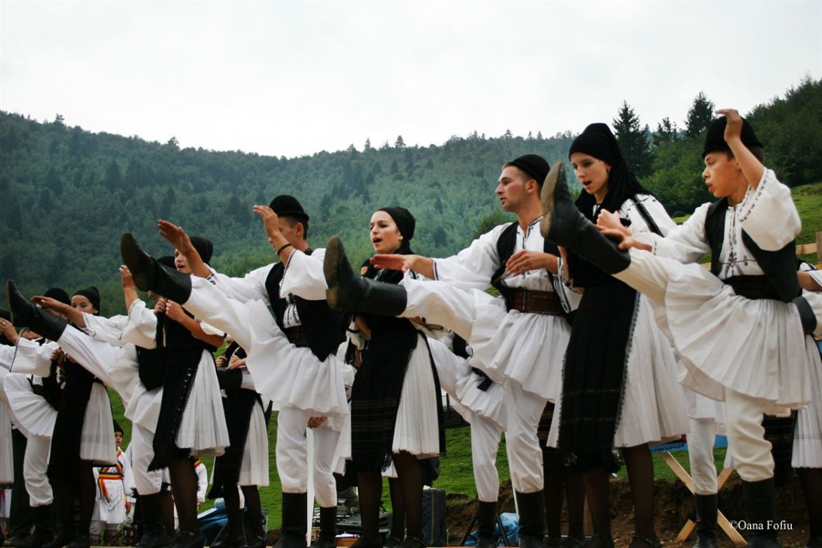 Joc și voie bună la Festivalul „Sus pe muntele din Jina”