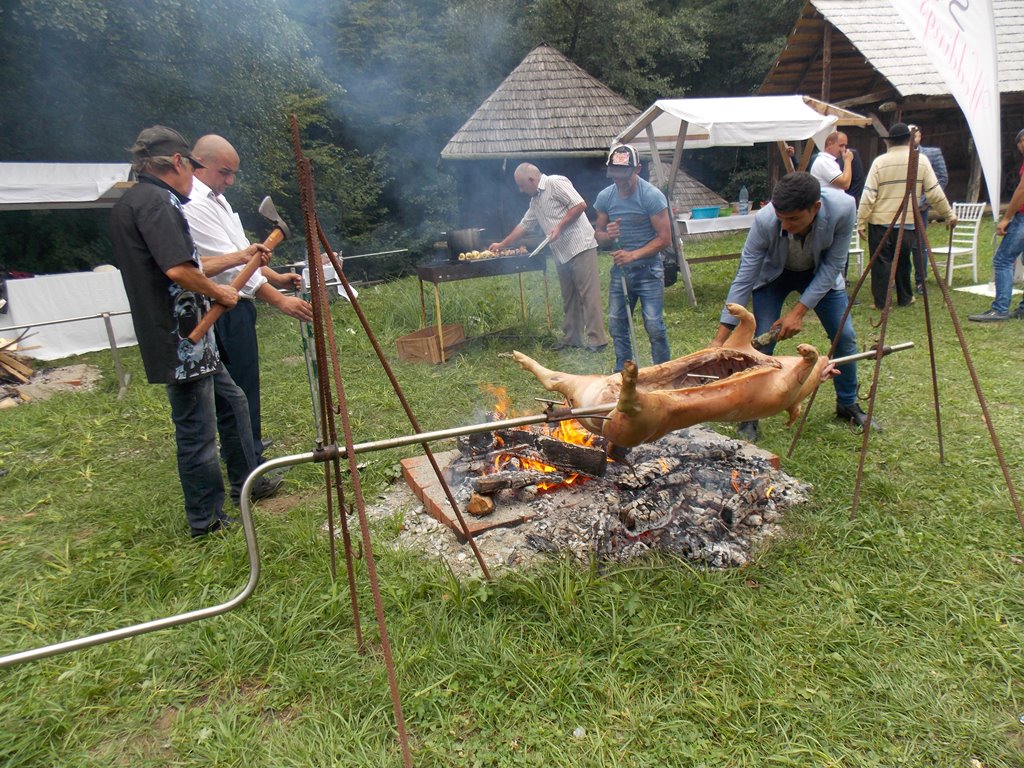 Romii au gătit purcel la proțap și rață pe varză, în weekend