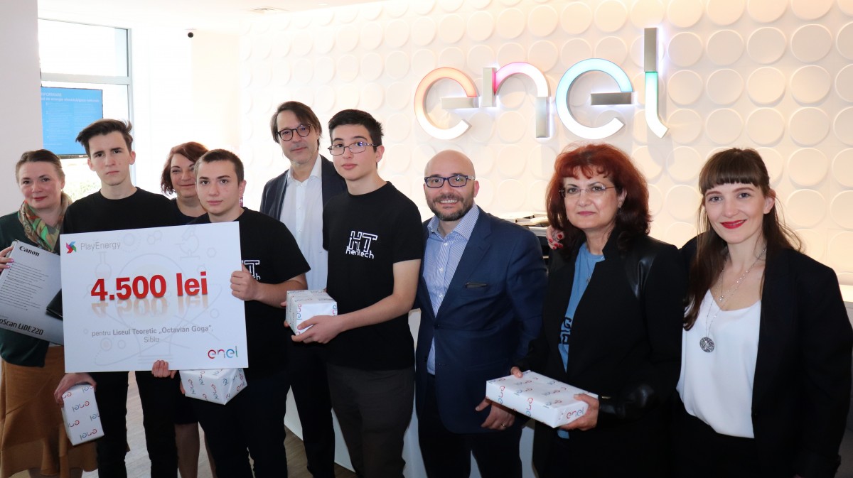 Trei liceeni sibieni, premiați pentru că au făcut un sistem care controlează în mod automat luminile dintr-o casă