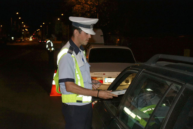 Din doi în doi, fără permis şi băuţi la volan