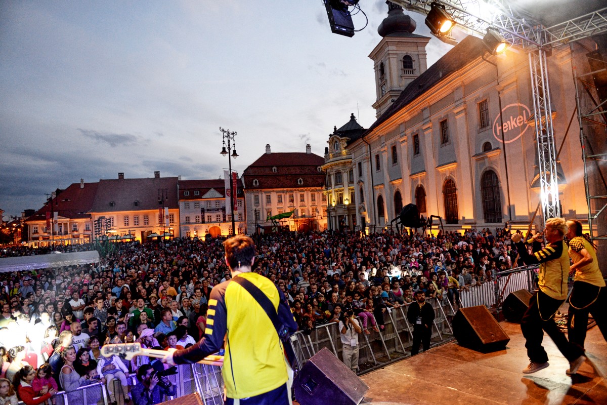 FITS în prima zi: Sibiul se transformă într-o scenă de teatru, concerte și dans