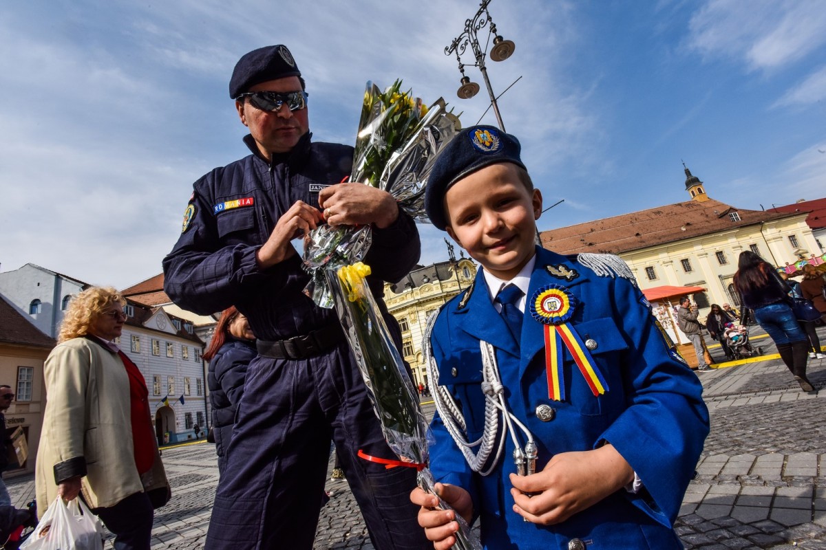 Un băiețel de 8 ani a dăruit flori sibiencelor din partea Jandarmeriei Sibiu. „E o bucurie” | foto video