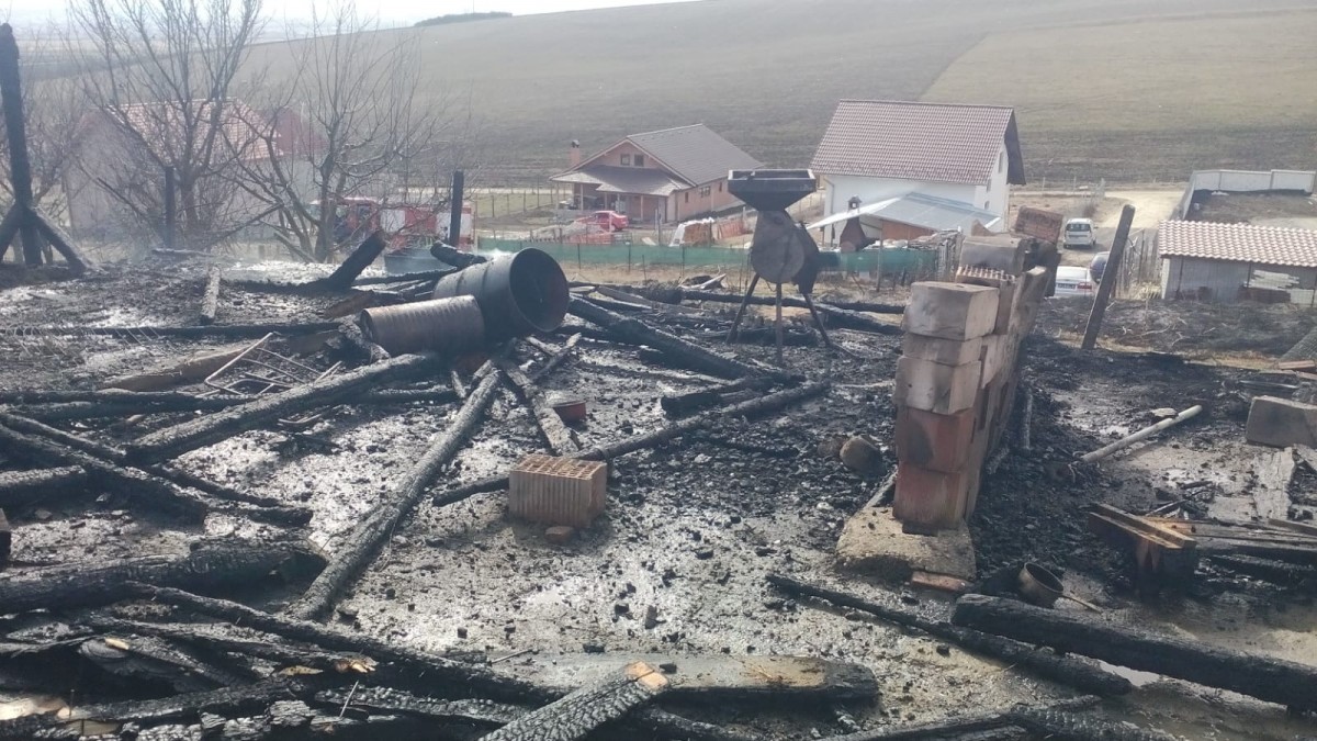 Incendiu în Șura Mare. Proprietarul este rănit, după ce a încercat să stingă focul înaintea pompierilor