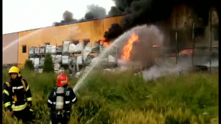 Pompierii încă acționează pentru stingerea incendiului de la Jilava