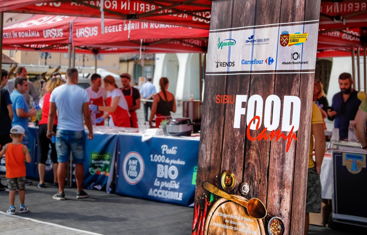 12 bloggeri de food din București au gătit și servit gratuit în Piața Mică din Sibiu (P)