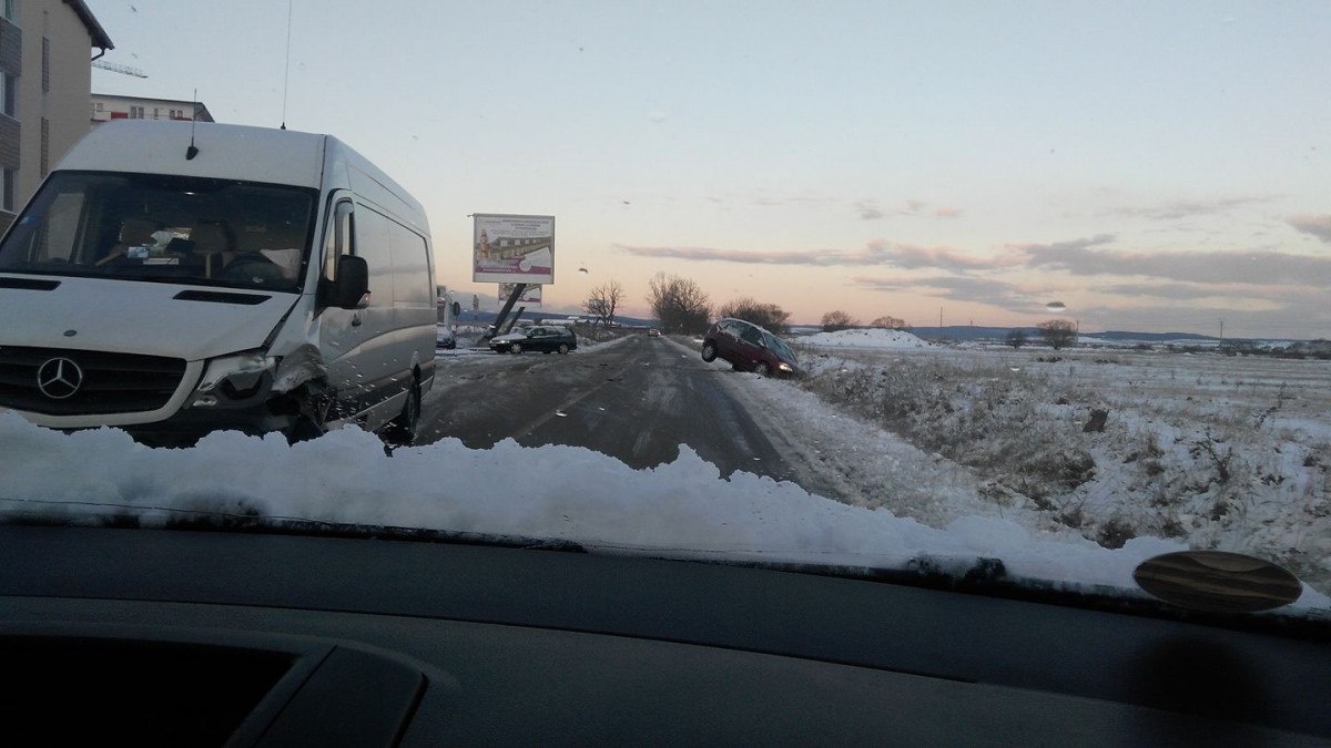 Avertizare: drumurile sunt acoperite cu polei. „Nu se poate așa ceva, nu au aruncat o lopată de nisip”