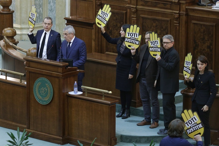 Scandal în Senat. USR a ocupat tribuna centrală cu un protest împotriva legilor Justiției