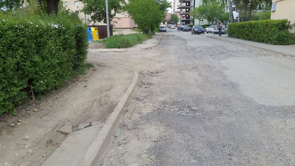FOTO – VIDEO Sibienii de pe Frații Buzești s-au săturat de șantiere. ”Nu sunt absurd, dar vreau să văd măcar muncitori care dorm la umbră”