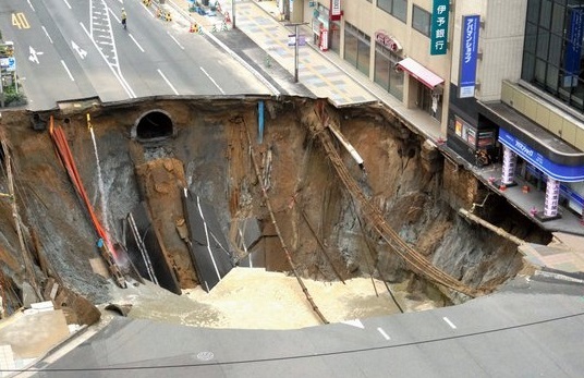 Japonia: O groapă uriaşă a înghiţit o intersecţie din metropola Fukuoka. VIDEO