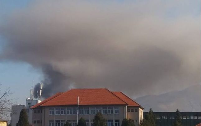Explozie și incendiu puternic la fabrica de armament din Cugir. Intervin și pompierii sibieni