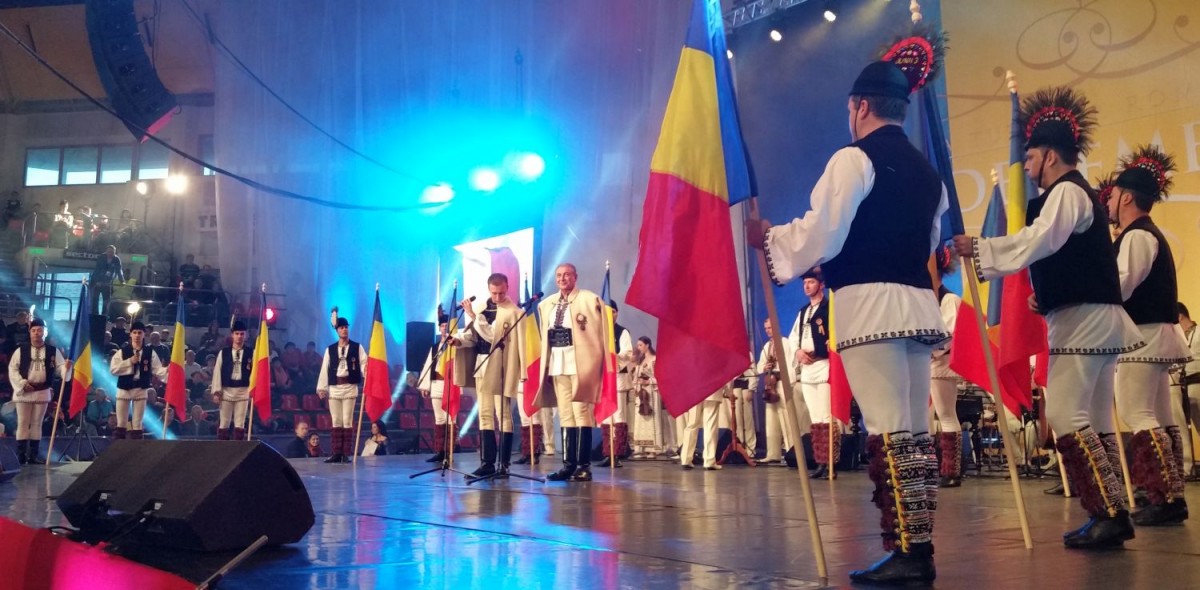 FOTO - Sala Transilvania e neîncăpătoare pentru sibienii care au vrut să celebreze Ziua Națională cu folclor