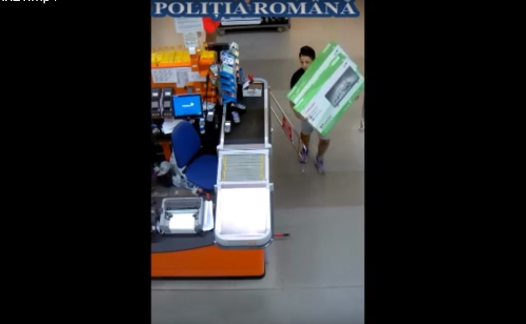 VIDEO. Cum să furi trei televizoare. Ieși cu ele pe ușă