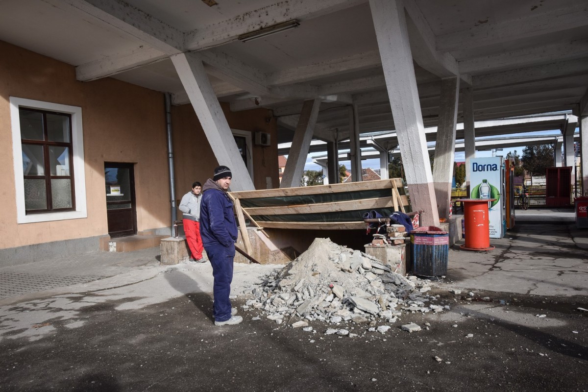 VIDEO - CFR investește 100.000 de lei în Gara Sibiu. Călătorii traversează liniile pe risc propriu