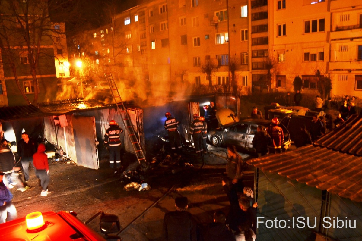 Incendiu la Mediaș. Au ars două garaje și o mașină, alte două mașini fiind afectate