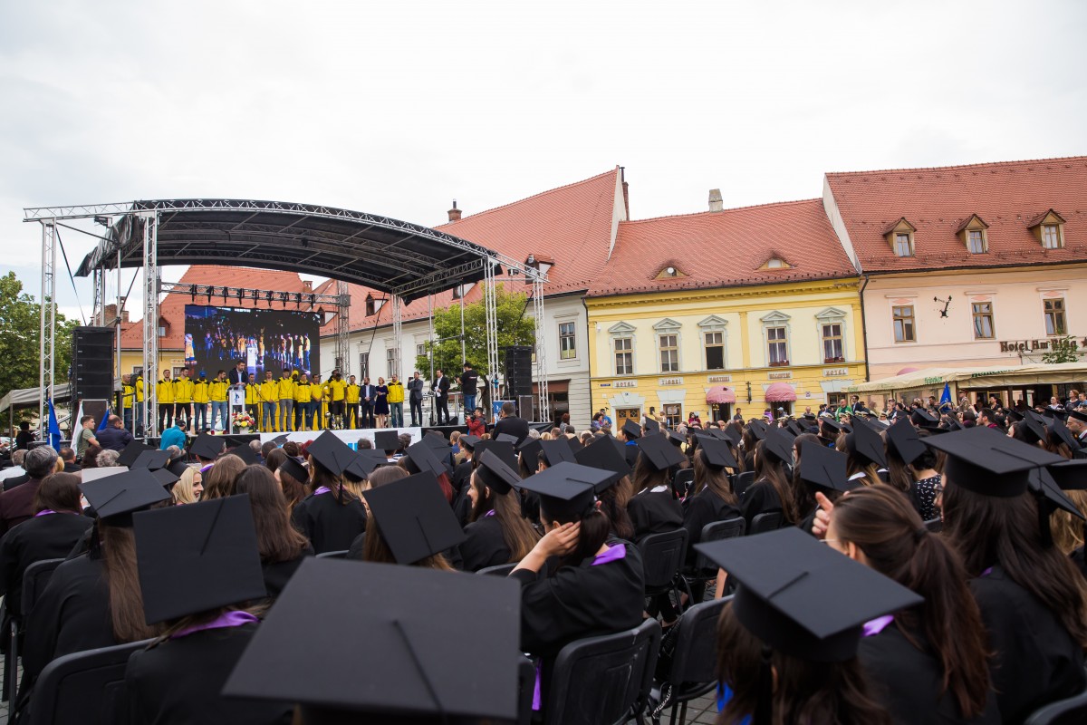 O nouă serie de absolvenți ai ULBS: „Spre deosebire de anii trecuți, colegii mei vor alege să rămână în țară”