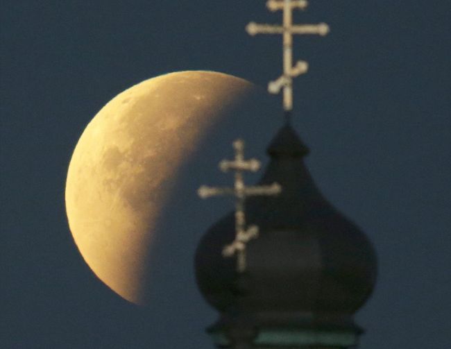GALERIE FOTO – Cele mai spectaculoase fotografii ale Eclipsei de lună și Super lunii de azi-noapte