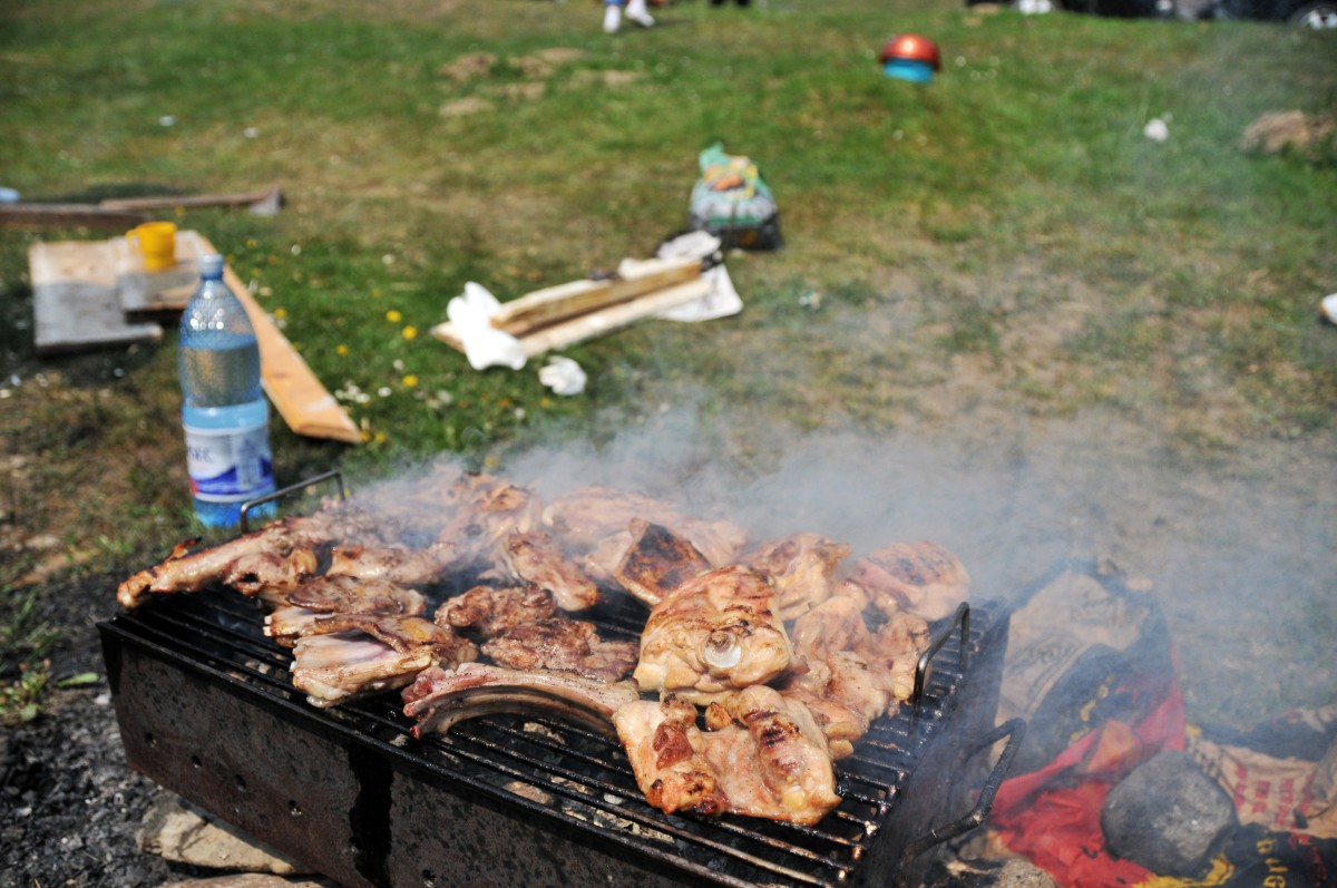 Stradă blocată în Avrig. Cinci bărbați au pus de un picnic pe mijlocul drumului