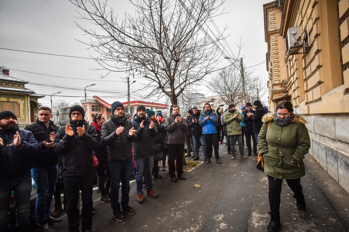 VIDEO FOTO Zeci de tineri sibieni au aplaudat protestul judecătorilor împotriva legilor Justiției