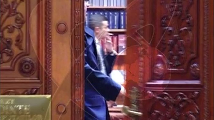 VIDEO - Premierul Grindeanu filmat în timp ce încalcă legea în Parlament