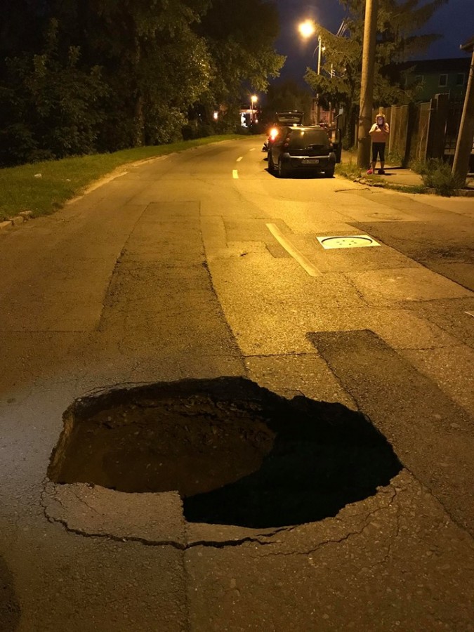 Asfalt surpat pe Strada Râului. Apă Canal repară craterul | FOTO