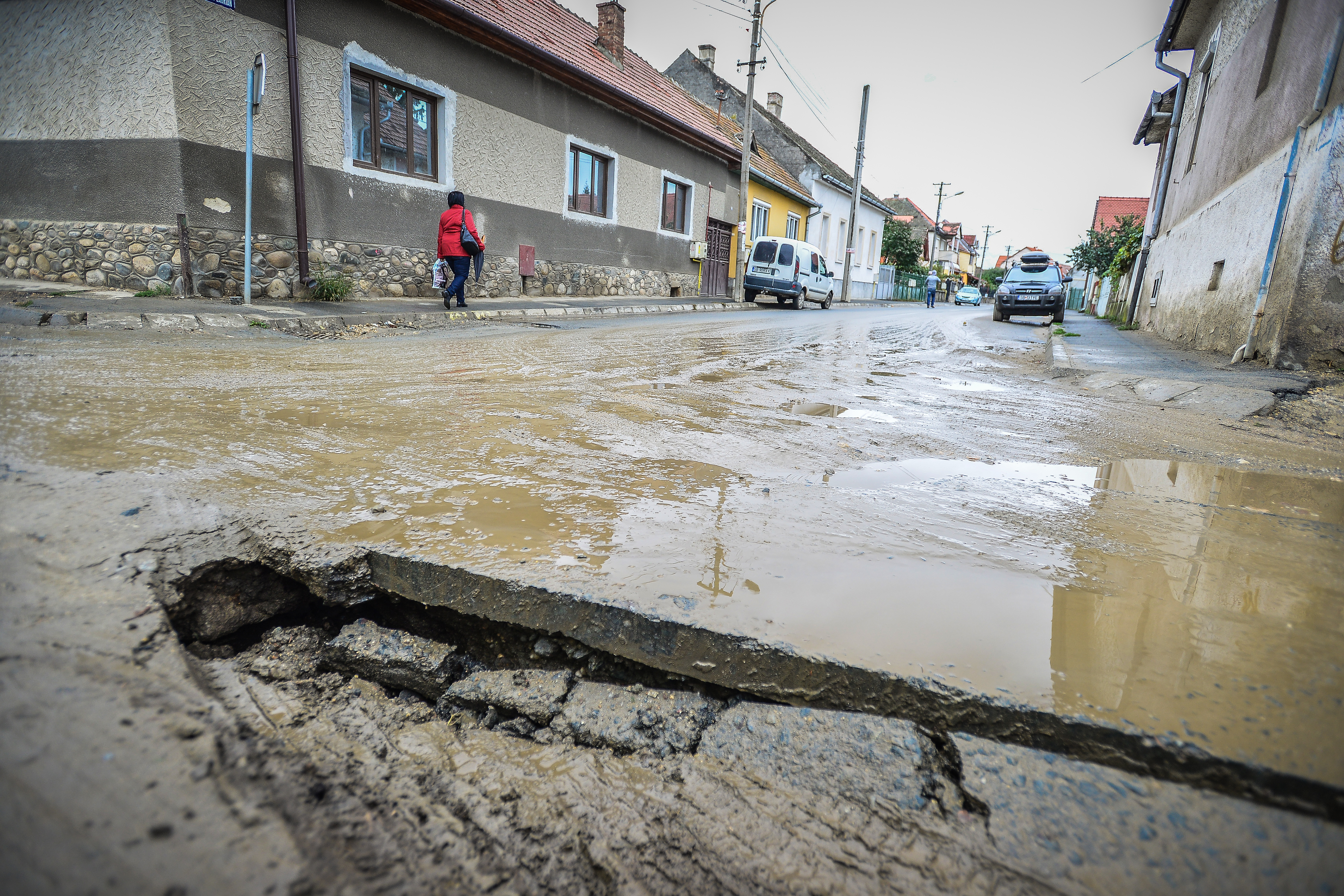 Gropi on-line. Sesizările către primărie vor fi trimise si de pe smartphone